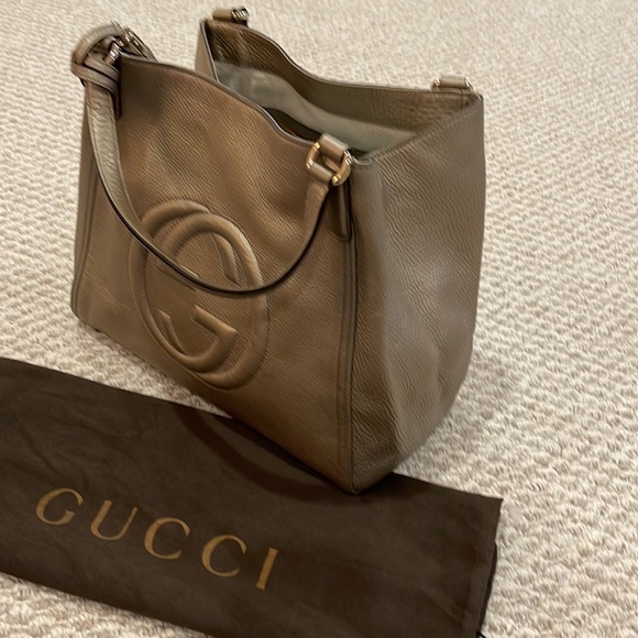 Brand new GUCCI
Metallic Pebbled Calfskin Medium Soho totes, shoulder bag. - Picture 2 of 4
